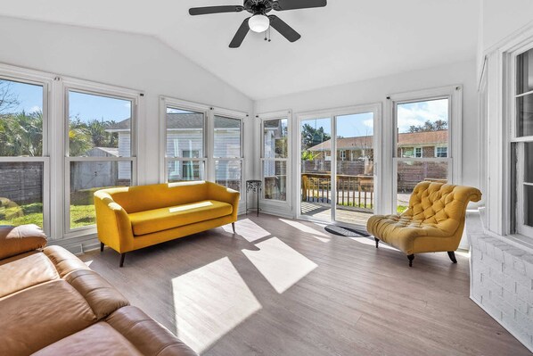 TV, offices - Waterview Retreat - 4/2 Riverside Haven Escape (North Charleston)