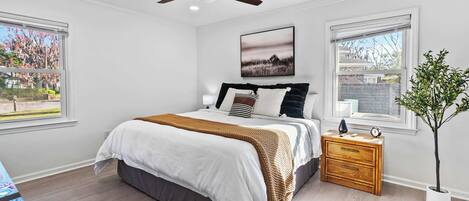 4 slaapkamers, een bureau, een strijkplank/strijkijzer, wifi