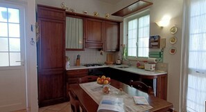 Réfrigérateur, un four, surface de cuisson, lave-vaisselle