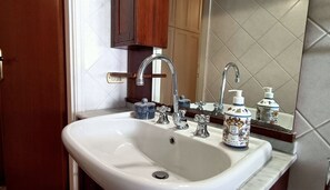 Shower, hair dryer, bidet - House With Bikes Included By Belcantovillas (Torre Del Lago Puccini)
