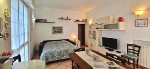 3 bedrooms, iron/ironing board, travel cot, free WiFi - House With Bikes Included By Belcantovillas (Torre Del Lago Puccini)