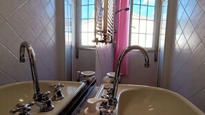 Ducha, secador de pelo y bidé