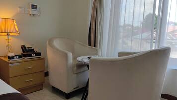 Habitación Deluxe doble, vistas a la ciudad | Caja fuerte, espacio para trabajar con un portátil, cortinas opacas