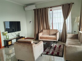 Caja de seguridad en la habitación y espacio para trabajar con laptop