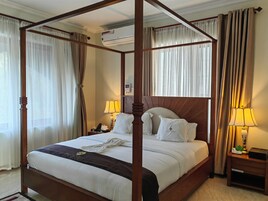 Caja de seguridad en la habitación y espacio para trabajar con laptop