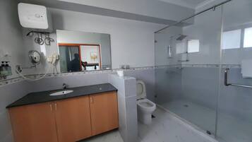 Suite Deluxe, vue baie | Salle de bain | Douche, sèche-cheveux, peignoirs, chaussons