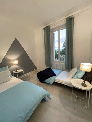 7 bedrooms, desk, iron/ironing board, travel crib - Elegant, charming residence with landscaped garden (Jazennes)