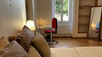 7 bedrooms, desk, iron/ironing board, travel cot