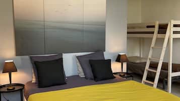 7 quartos, escrivaninha, ferros/tåbuas de passar roupa, berço de viagem