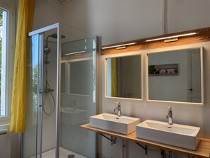 Douche, articles de toilette écologiques, séchoir à cheveux