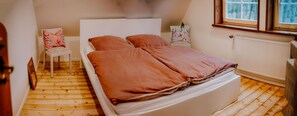 2 bedrooms, iron/ironing board, travel cot, bed sheets - Moosbart Forest House: Forest bathing for young and old (Kirchlinteln)