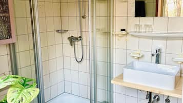Dusche, Haartrockner, Handtücher, Seife