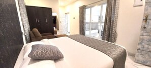 Villa – president, balkong, resort-utsikt | Skrivebord, skrivebord for bærbar PC og strykejern/-brett