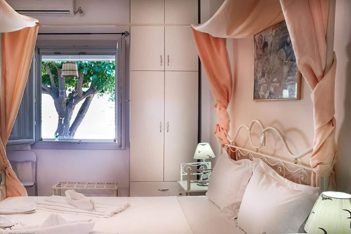 Triple Room | Laptop workspace, soundproofing, iron/ironing board, free WiFi