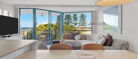 Een televisie, boeken en een kantoor