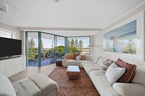 TV, books, offices - Caprina at Happy Valley - Beachfront Escape (Caloundra Region)