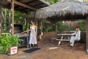 Outdoor dining - Caprina at Happy Valley - Beachfront Escape (Caloundra Region)