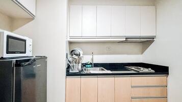 Fridge, microwave, stovetop, coffee/tea maker