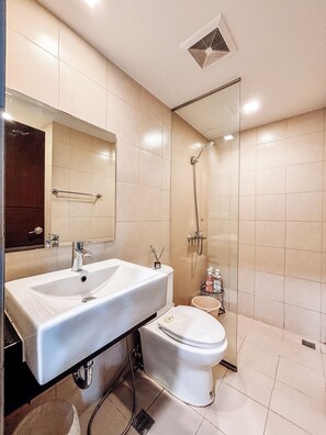 Een douche, een haardroger, handdoeken