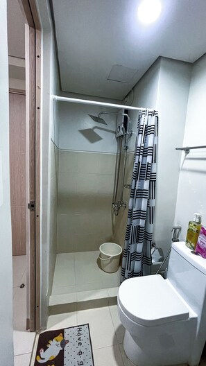 Chuveiro, secador de cabelo, toalhas de banho 