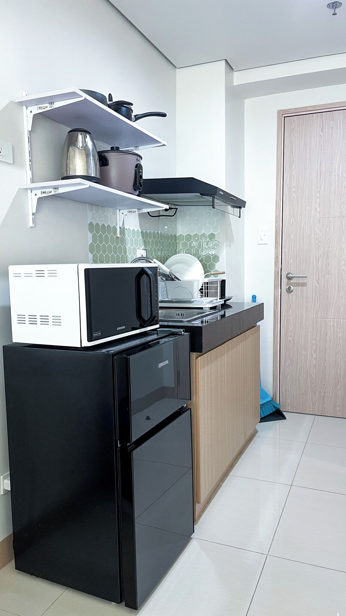 Refrigerador, microondas, parrilla de estufa y utensilios de cocina 