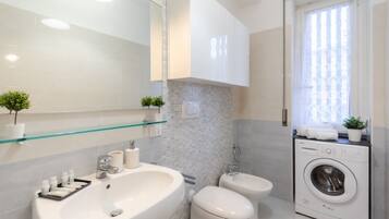 Doccia, asciugacapelli, bidet, asciugamani