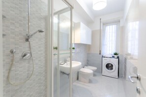 Suihku, hiustenkuivaaja, bidee, pyyhkeet