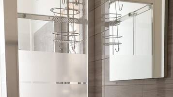 Douche, sĂšche-cheveux, bidet, serviettes fournies