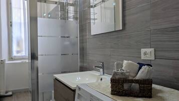 Dusche, Haartrockner, Bidet, Handtücher