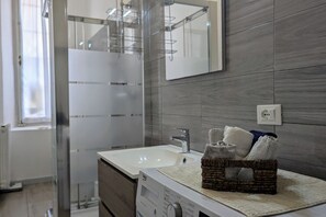 Ducha, secador de pelo, bidet, toallas