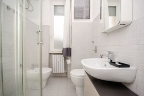 Douche, sèche-cheveux, bidet, serviettes fournies