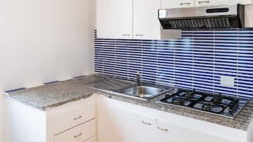 Refrigerador, microondas y utensilios de cocina