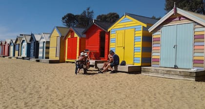 Secluded spot in cosmopolitan Brighton. Free use of Brighton beach Bathing Box.