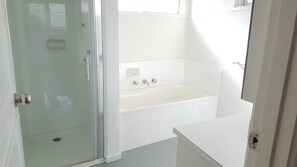 Asciugacapelli, asciugamani, sapone, shampoo