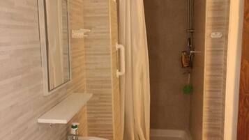 Dusche, Haartrockner, HandtĂŒcher, Toilettenpapier