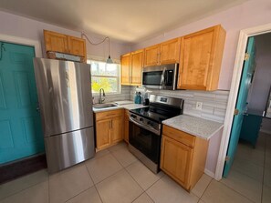 Geladeira, micro-ondas, fogão, cooktop