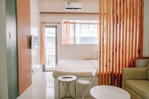 1 bedroom, iron/ironing board, WiFi, bed sheets - Sleek & Stylish Urban Loft (Iloilo City)