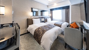 A hotel room with two beds, a desk, a chair, a mirror, and a large window with curtains. - APA Hotel Suidobashi Ekimae (Tokyo)