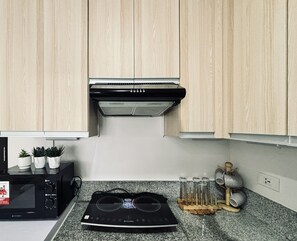 Kjøleskap, mikrobølgeovn, kokeplater og kjøkkenutstyr