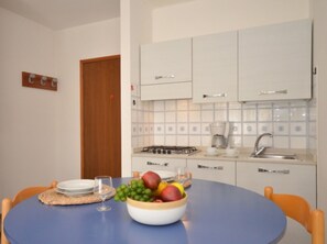 Kühlschrank, Mikrowelle, Herdplatte, Wasserkocher mit Kaffee-/Teezubehör