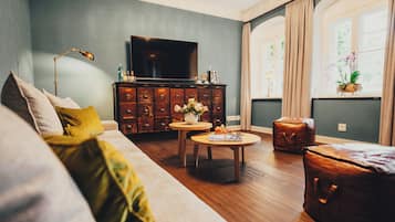 Suite, uitzicht op tuin | Hypoallergeen beddengoed, een kluis op de kamer, individueel gedecoreerd