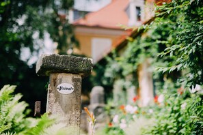 Suite, uitzicht op tuin | Terras