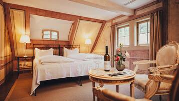 Kamar Double, pemandangan resor | Seprai antialergi, brankas, dan didekorasi berbeda-beda