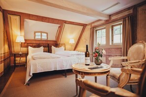 Tweepersoonskamer, uitzicht op resort | Hypoallergeen beddengoed, een kluis op de kamer, individueel gedecoreerd