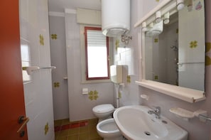 Shower - Centric and comfortable retreat (Bibione)
