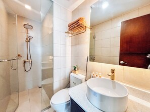 Shower, hair dryer, towels