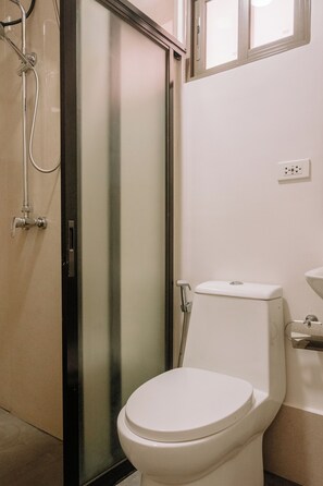 Shower, hair dryer, towels - Spacious Barkada Gathering (Iloilo City)