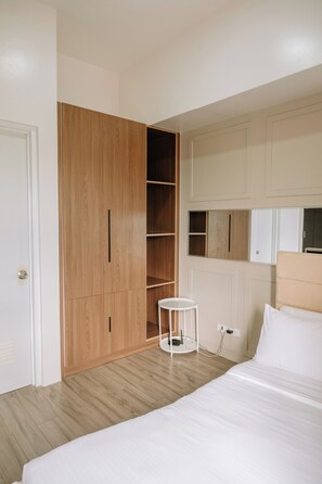 2 عدّة غرف نوم ومكواة/لوح كي وخدمة الإنترنت وملاءات أسرّة