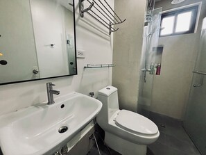 Shower, hair dryer, towels