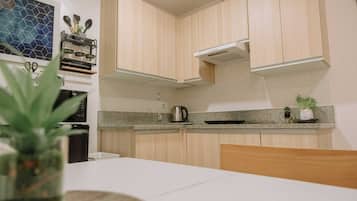 Fridge, microwave, stovetop, cookware/dishes/utensils